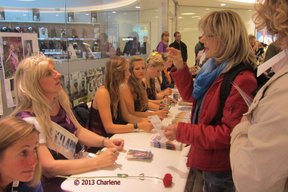 Autogrammstunde mit Charlene, Petra Klose ist dabei