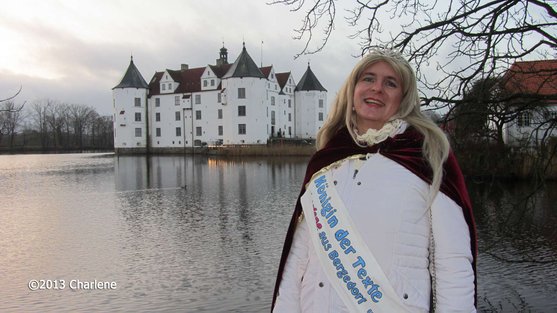 Charlene vor dem Glücksburger Wasserschloss