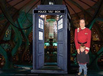 Annika vor der Tardis Zeitmaschine von Dr. Who