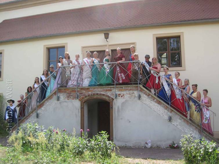Gruppenfoto der Hoheiten vor der Kirche von Parey