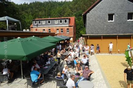 Besucher in der Brauerei zur Ziegenmühle