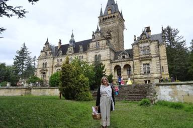 Charlene vor Schloss Hummelshain
