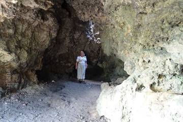 Charlene besichtigt die Höhle im Staffelberg
