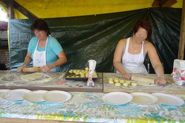 Frauen beim Herstellen der Röhr'nkoung
