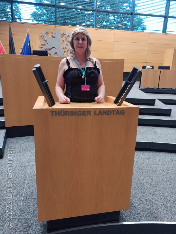 Charlene hält eine Rede im Landtag