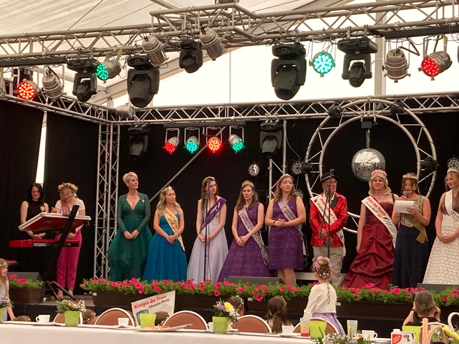 Auf der Bühne im Festzelt